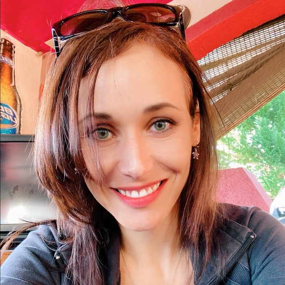 Welcome to my closet! I love offers, so feel free to make reasonable ones! 🤗 - Picture 1 of 2